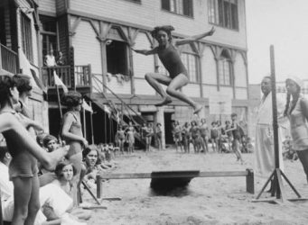 imagen de una niña saltando en la Escola del Mar