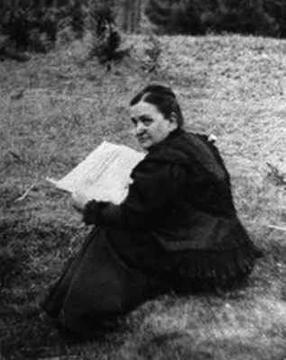 Imagen de María Goyri leyendo en un campo