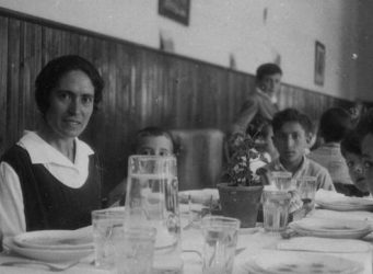 Imagen de Justa Freire en un comedor con varios niños y niñas