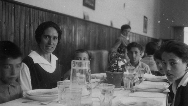 Imagen de Justa Freire en un comedor con varios niños y niñas