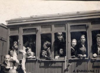 Imagen de las alumnas del Instituto Escuela en el tren en un viaje a Barcelona